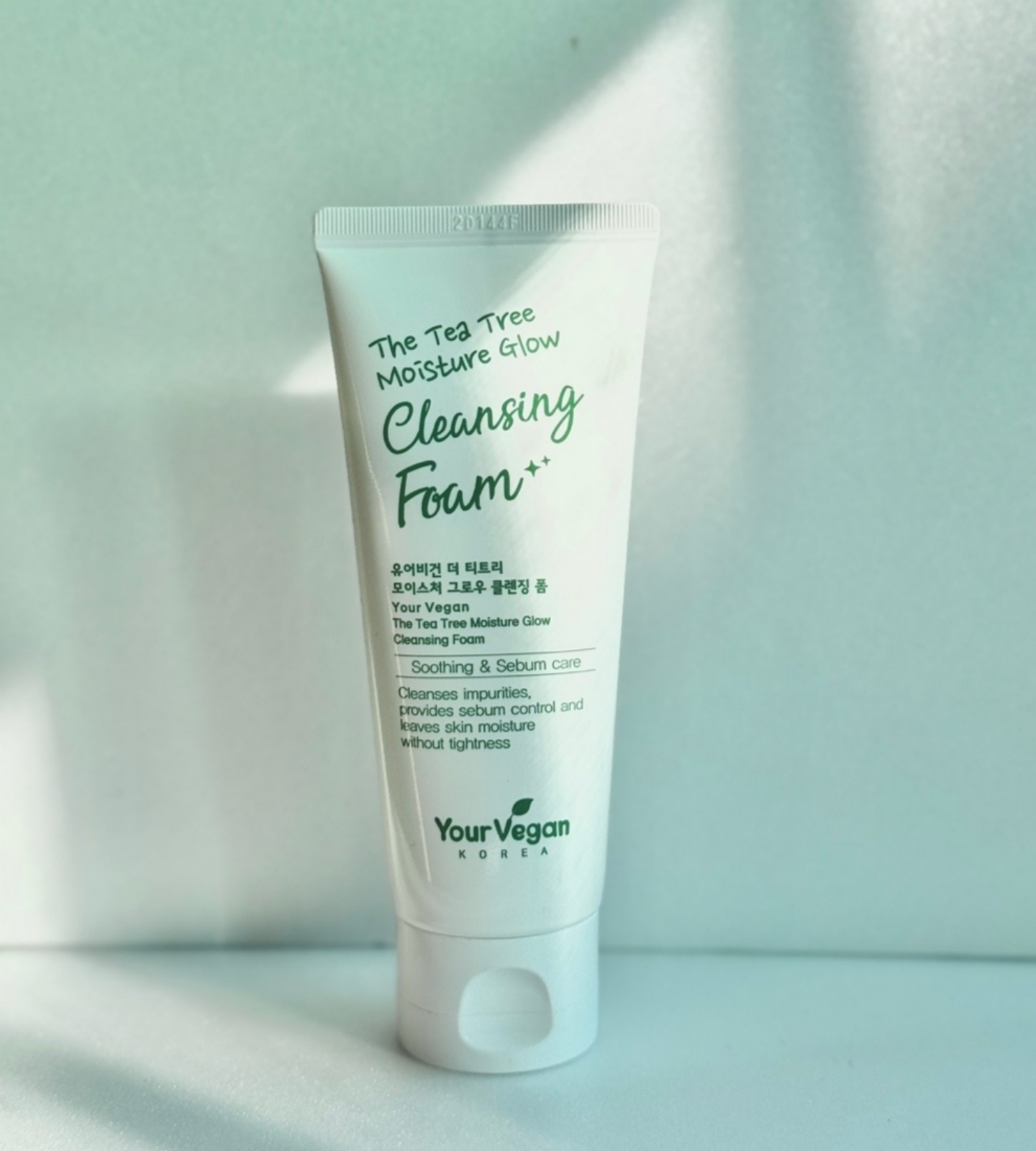 The tea tree moisture glow cleansing foam